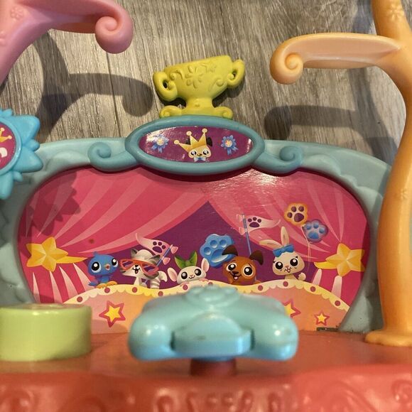 Authentic Hasbro Littlest Pet Shop Tricks N’ Talents Playset 2006 - Picture 2 of 6